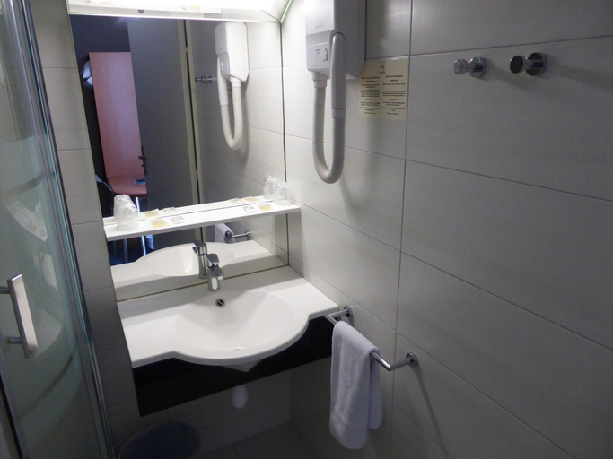 Bathroom 5, Hotel Heliotel, Hérault