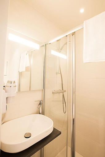 Bathroom, Hotel Ambassadeur, Nord