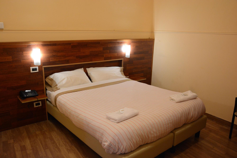 Bedroom 3, Albergo Royal, Genova