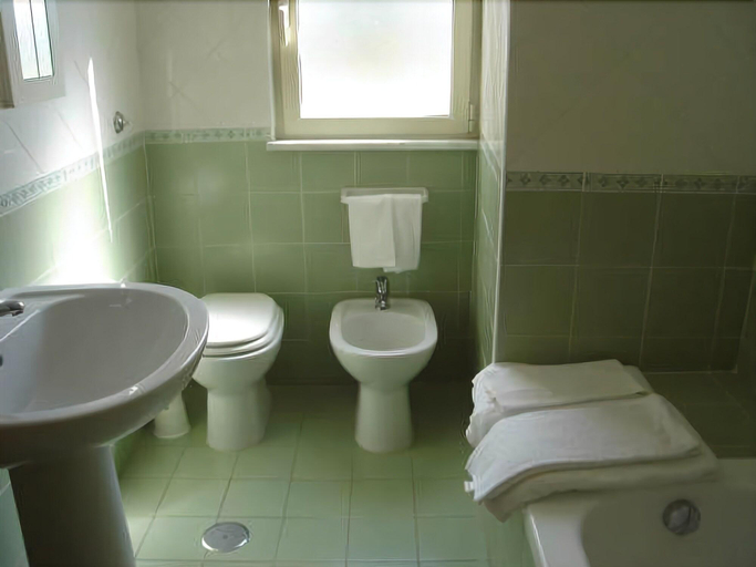 Bathroom 4, Hotel Eden, Salerno