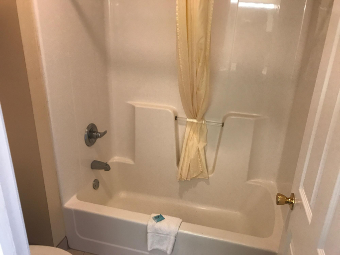 Bathroom 5, Pin Oak Parkway Inn, Sevier