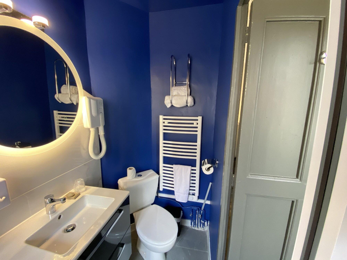 Bathroom 4, Majestic Hotel, Gard