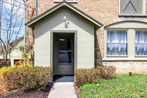 Private & Spacious 2 Bedroom at Fountain Place, Tompkins