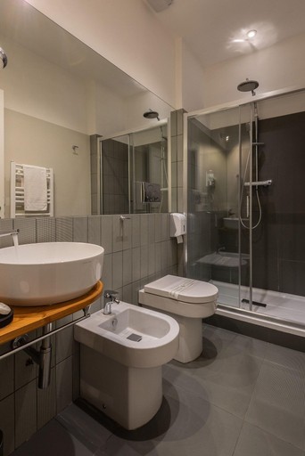 Bathroom 5, Tula Inn, Rome