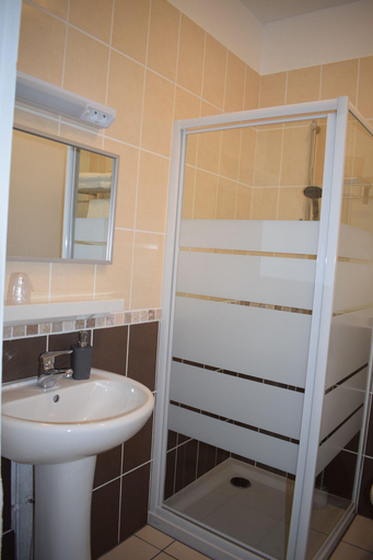 Bathroom 3, Hotel du Commerce - Centre Millau, Aveyron