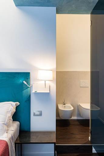 Bathroom 4, Sinestesia, Bari