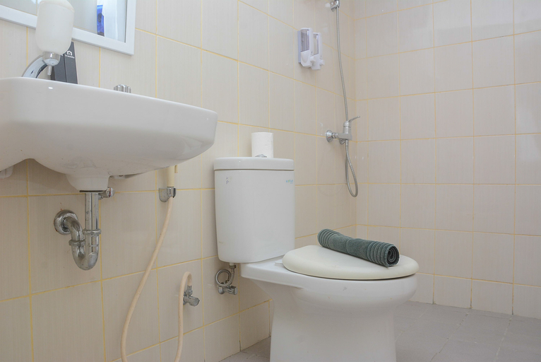 Bathroom 5, Comfy and Minimalist Studio at Amethyst Apartment By Travelio, Central Jakarta