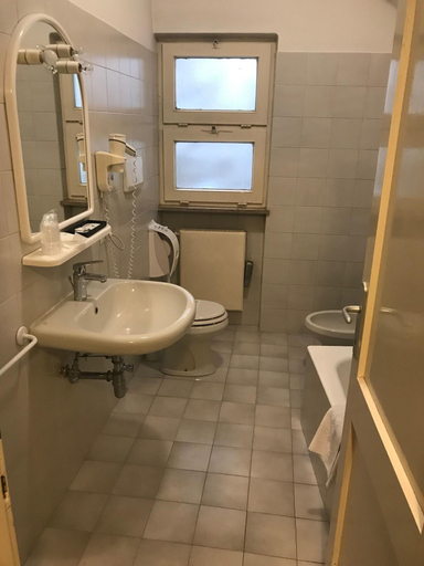 Bathroom 4, Il Sole Bergamo, Bergamo