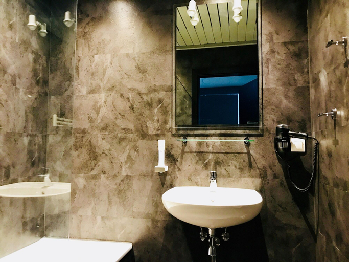 Bathroom 5, Basekamp Mountain Budget Hotel, Tamsweg
