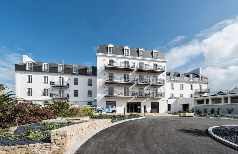 Exterior & Views