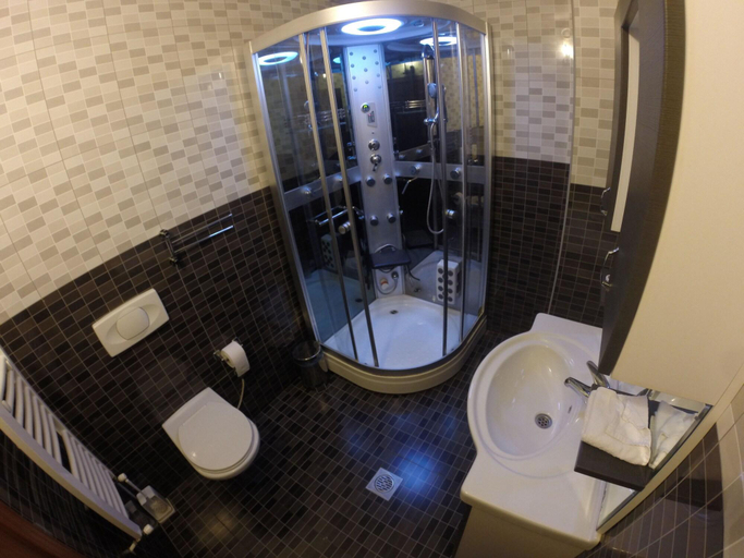 Bathroom 4, Hotel Denis, Priština