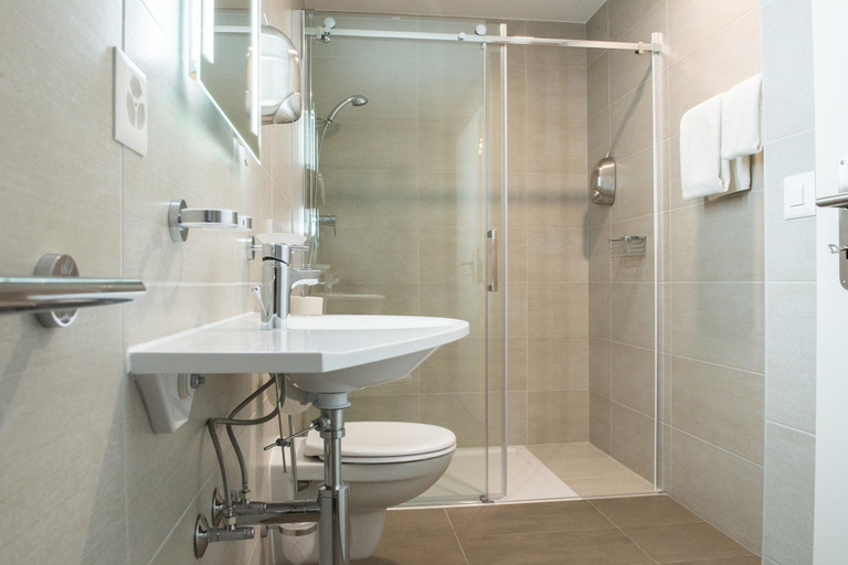 Bathroom, Hôtel-Résidence La Croix-Blanche, La Sarine