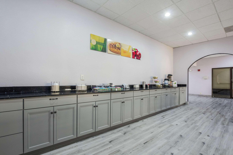 Public Area 2, Quality Inn Grayville, White