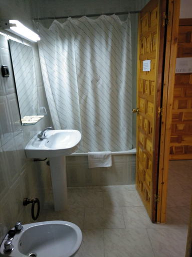 Bathroom 5, Pensión Arroyo de La Teja, Jaén