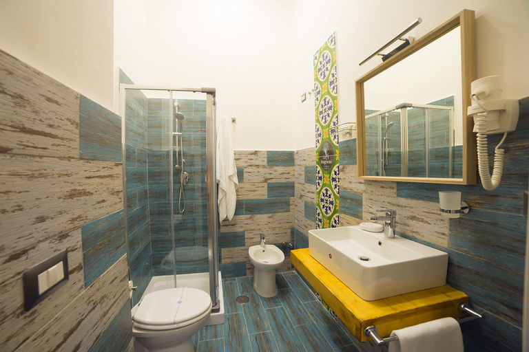 Bathroom 4, B&B Le 4 Stagioni Dante's Suites, Napoli