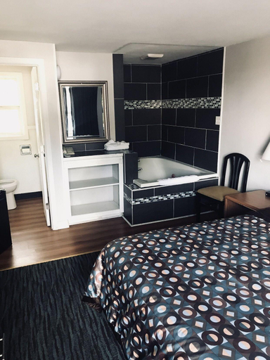 Bedroom 2, Kings Row Inn, Clackamas