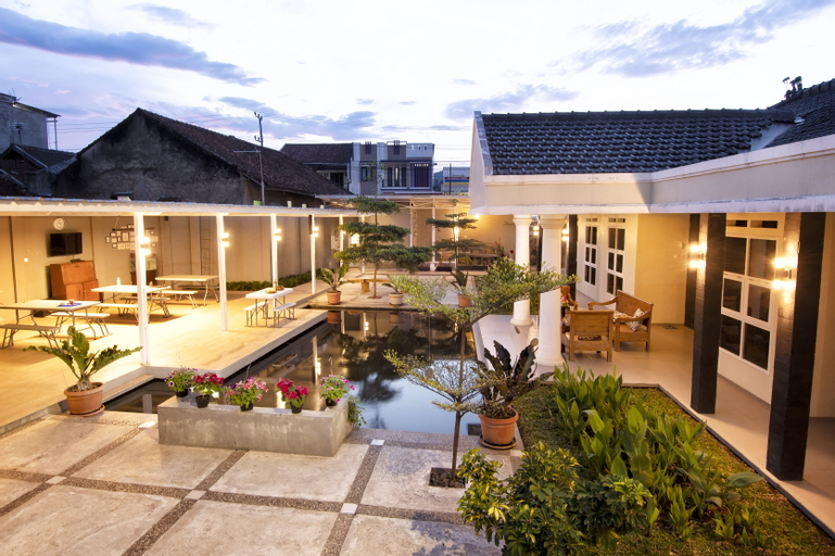 Exterior & Views 17