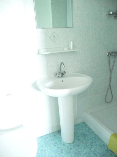 Bathroom 5, Hotel De La Gare Perigueux, Dordogne