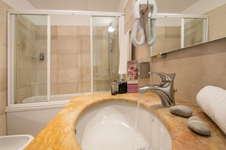 Bathroom 5, Hôtel LA TONKINE ex Olympia, Alpes-Maritimes