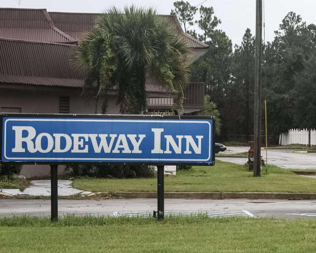 Exterior & Views, Rodeway Inn, Camden