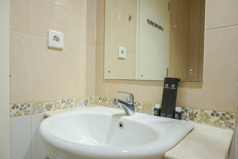 Bedroom 3, Strategic 1BR The Boulevard Apartment with Luxurious Design By Travelio, Central Jakarta