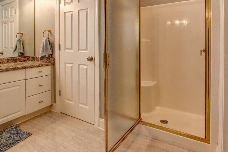 Bathroom 5, Kingwood Resort, Rabun