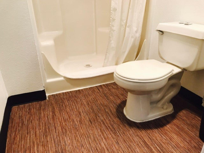 Bathroom 5, Kings Row Inn, Clackamas