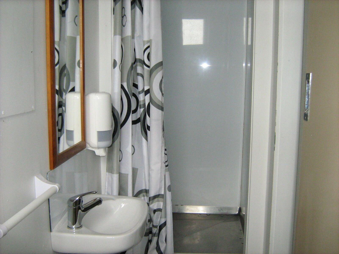 Bathroom 3, Downtown Backpackers, Nelson