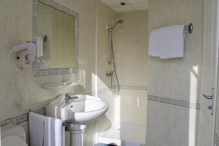 Bathroom 4, Hôtel Sainte Marie, Hautes-Pyrénées