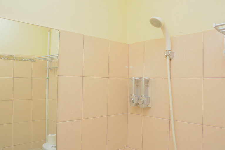 Bathroom 5, Beautiful and Relaxing Studio Tifolia Apartment By Travelio, Jakarta Timur