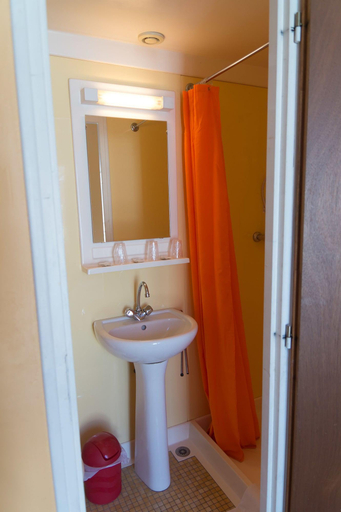 Bathroom 5, HOTEL RESTAURANT LE PARISIEN, Hautes-Pyrénées