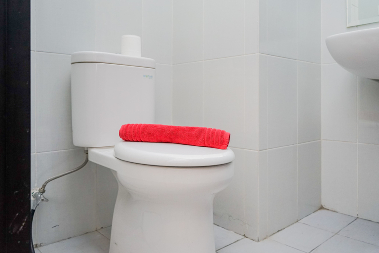 Bathroom 3, Relax and Comfy @ Studio Casa De Parco Apartment By Travelio, Tangerang