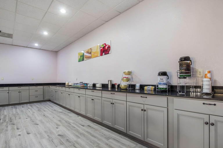 Food & Drinks 5, Quality Inn Grayville, White