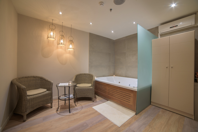 Bathroom 5, Restia, Ionian Islands
