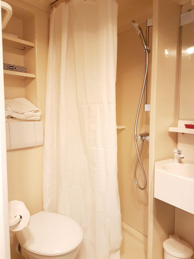 Bathroom 4, Hôtel Saint Charles, Pyrénées-Atlantiques