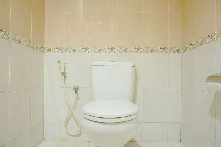 Bathroom 5, Strategic 1BR The Boulevard Apartment with Luxurious Design By Travelio, Central Jakarta