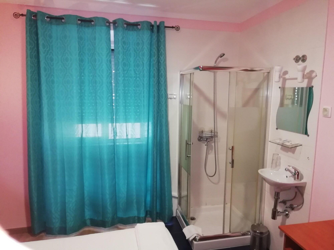 Bathroom 4, Pensao Residencial Camoes, Lisbon