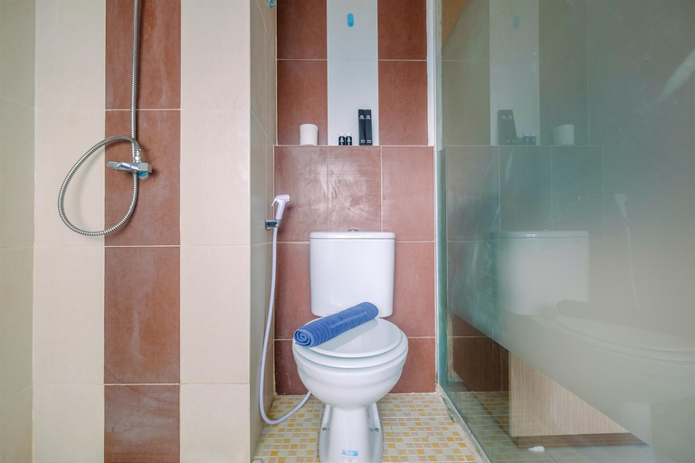 Bathroom 5, Compact and Simple Studio Apartment at Saladdin Mansion By Travelio, Depok
