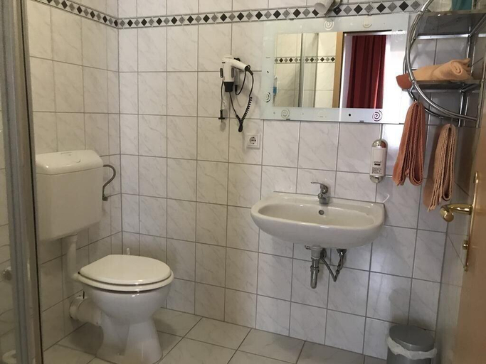 Bathroom 5, Landgasthof Germania, Rheingau-Taunus-Kreis