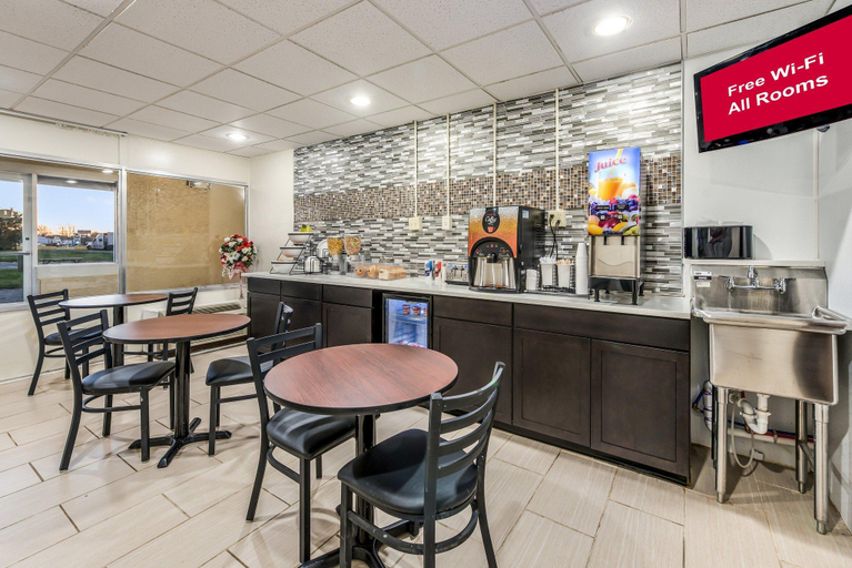 Food & Drinks 5, Red Roof Inn & Suites Wapakoneta, Auglaize