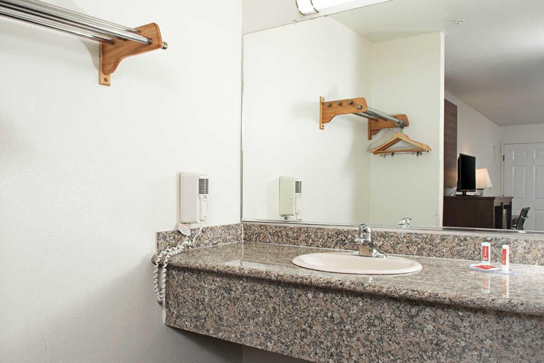 Bathroom 4, Executive Inn, Stanislaus