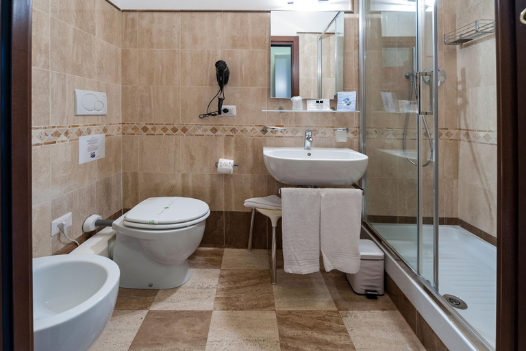 Bathroom 4, La Dolce Vita Barberini, Roma