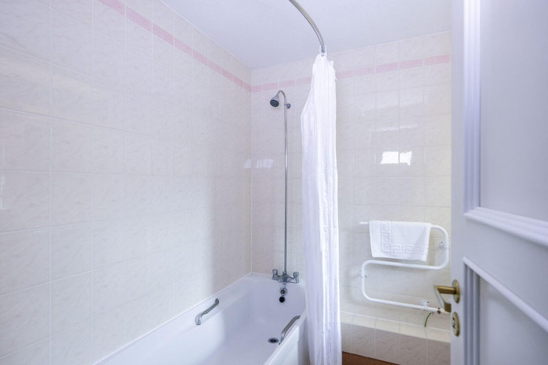 Bathroom 5, The Woolpack Inn Islip, Northamptonshire