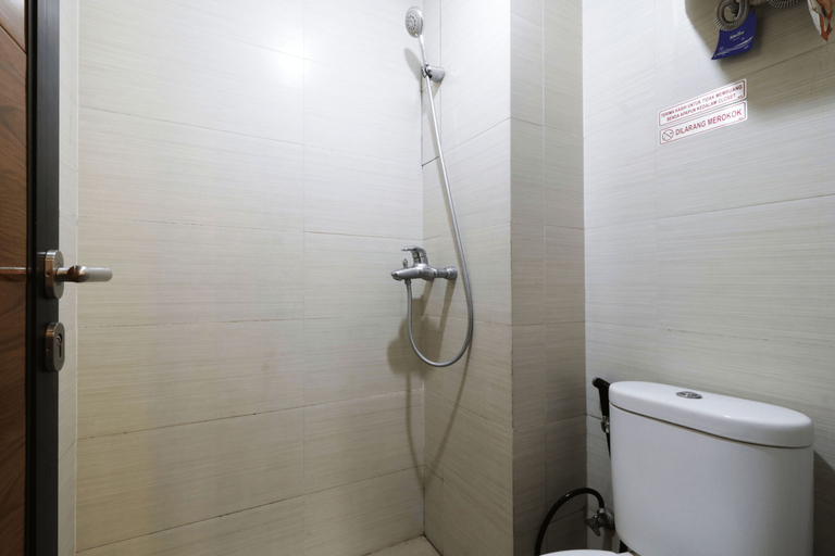 Bathroom, Gateway Pasteur Apartment by DR Property, Bandung