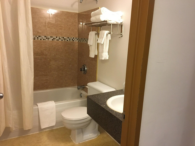 Bathroom 5, Hôtel du Parc Orford, Memphrémagog