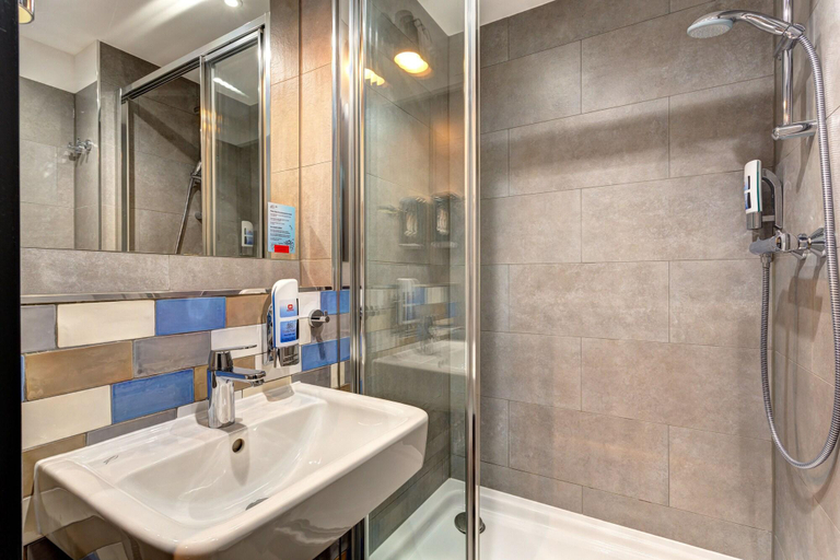 Bathroom 4, Meininger Hotel Berlin Tiergarten, Berlin