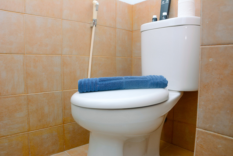 Bathroom 4, Trendy 2BR Green Pramuka Apartment By Travelio, Jakarta Pusat