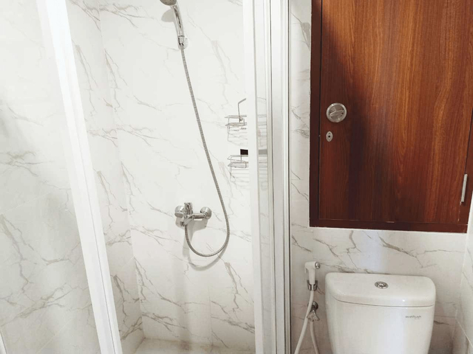 Bathroom 5, Grand Kamala Lagoon by 21 Room's, Bekasi