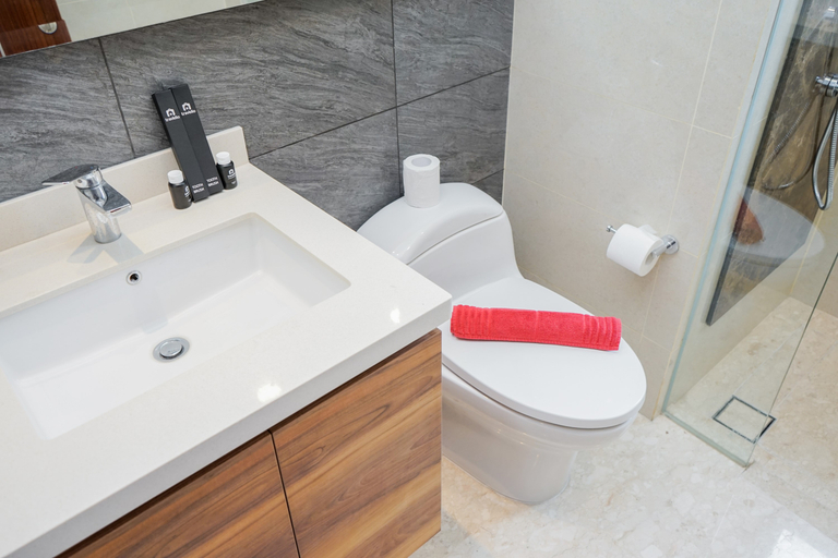 Bathroom 3, Spacious 1BR Apartment at Marigold Nava Park By Travelio, Tangerang