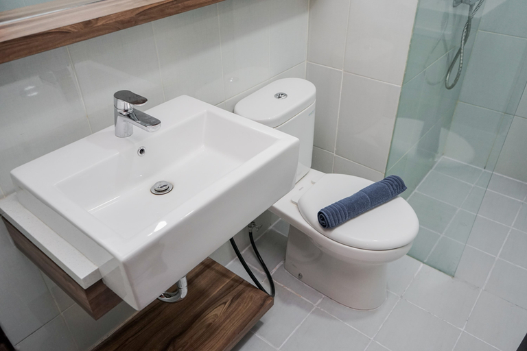Bathroom 5, Premium Relaxing 2BR at Casa de Parco Apartment By Travelio, Tangerang